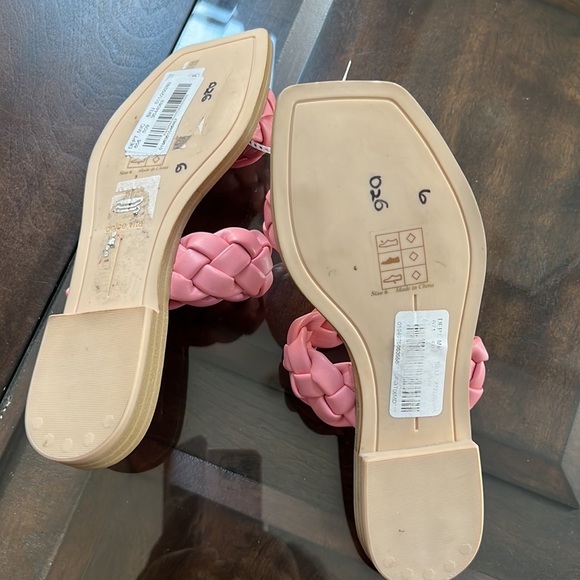 Dolce Vita
Indy Braided Flat Square Toe Sandals - Picture 7 of 8